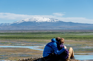 Przytulająca się para na tle wulkanu Hekla, Islandia