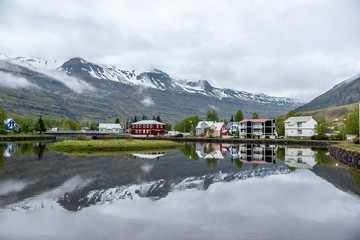 Miasto na Islandii, wioska rybacka, kolorowe domki, białe noce - obrazy, fototapety, plakaty
