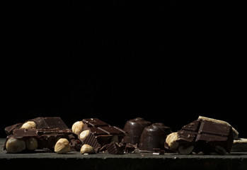cioccolato fondente nocciole biscotti dal basso - obrazy, fototapety, plakaty