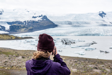 Dziewczyna w czapce na tle lodowca, Islandia