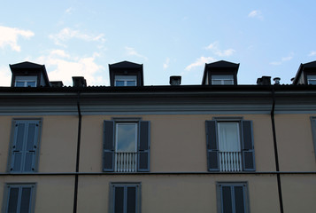 Obraz premium Facciata architettonica con abbaini e cielo