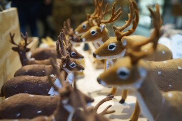 2 Reihen Renntiere in der Auslage eines Geschäftes zu Weihnachten