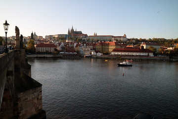 Fototapeta na wymiar 夕暮れ時のモルダウ川とプラハ城遠景