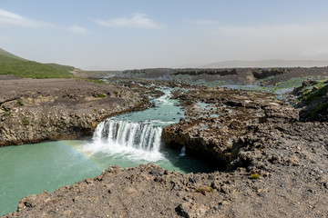 Wodospad na rzece, zielono, góry, Islandia - obrazy, fototapety, plakaty