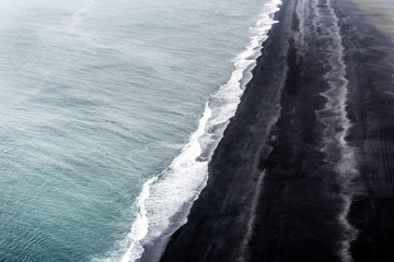 Wybrzeże oceanu, czarna plaża, Islandia Atlantyk