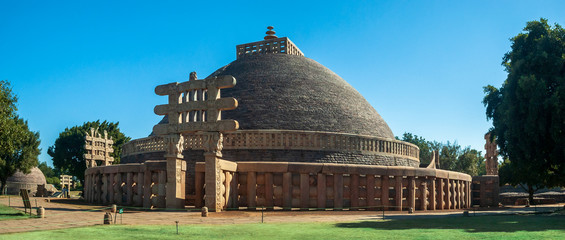 Sanchi Stupa is a Buddhist complex, famous for its Great Stupa, on a hilltop at Sanchi Town in Raisen District of the State of Madhya Pradesh, India. it is UNESCO World Heritage Site. - obrazy, fototapety, plakaty