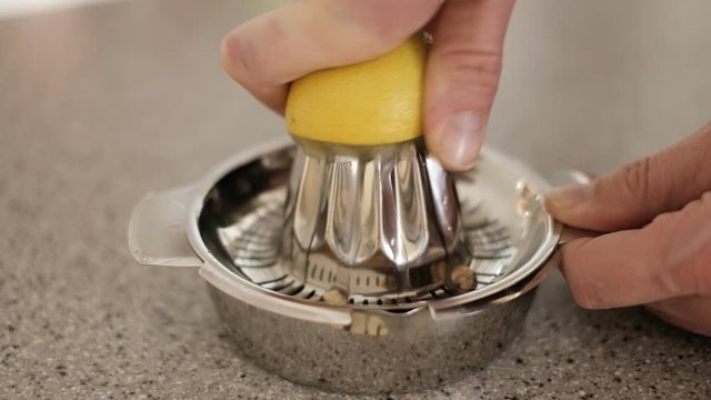 Zitrone auf einer Zitruspresse auspressen