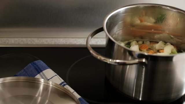buntes Gem&uuml;se in siedendem Wasser