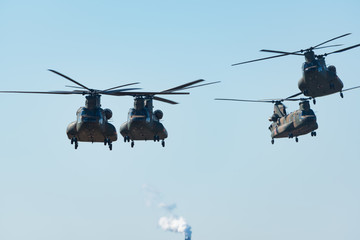 Fototapeta na wymiar 陸上自衛隊の大型輸送ヘリコプター
