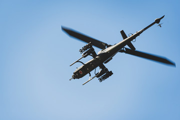 Fototapeta na wymiar 飛行する陸上自衛隊の攻撃ヘリコプター