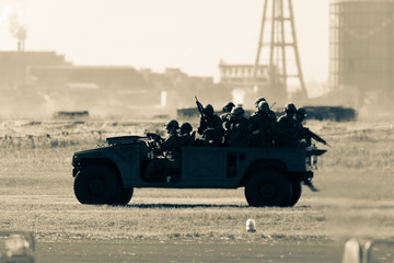 高機動車と自衛官