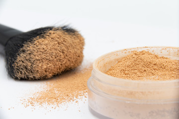 loser Puder mit Pinsel