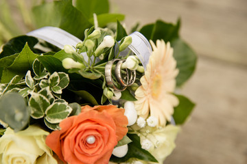 Eheringe in Silber am Brautstrauß 