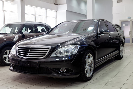 Front quarter view of the 2006 Mercedes Benz S-Class Limousine sedan prepared for sale and exhibited in the showroom with a polished shiny black body.