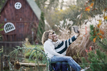 vertrautes Paar - mit Rollstuhl