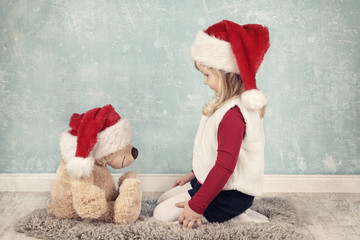 kleines Mädchen und kuscheliger Teddybär