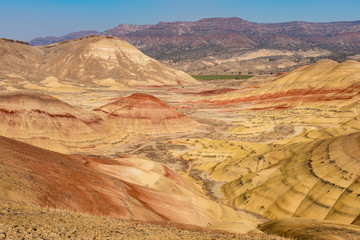 Fototapeta na wymiar Views of the arid and colorful landscape of Painted Hills