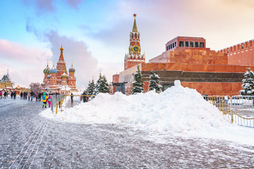 View on red square and kremlin in Moscow at winter snowy day, Russia - obrazy, fototapety, plakaty