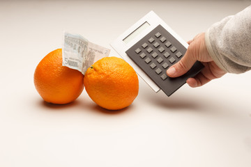 Fruta e inversión, el coste de los productos de primera necesidad; el coste de las cosechas; los...