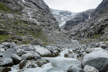 Wanderung zum Kjenndalsbreen Gletscher im Jostelalsbreen Nationalpark, Norwegen