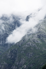 Wolkenverhangene Berggipfel, Kjenndalsbreen Gletscher im Jostelalsbreen Nationalpark, Norwegen