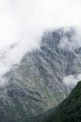 Wolkenverhangene Berggipfel, Kjenndalsbreen Gletscher im Jostelalsbreen Nationalpark, Norwegen