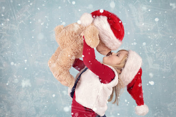 Mädchen küsst ihren Teddy - Weihnachten