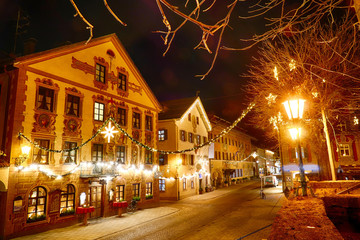 Altstadt von Garmisch-Partenkirchen mit Weihnachtsbeleuchtung