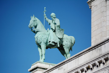 Fototapeta premium Bronze statue of King Saint Louis IX on exterior of the Sacre Coeur