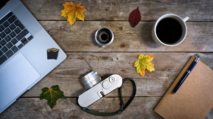 ein Laptop mit einer Kamera und einer Tasse Kaffee