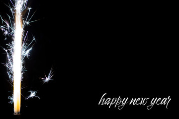 Feuerwerk vor schwarzem Hintergrund mit schriftzug happy new year