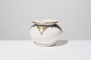 Weißer Aschenbecher mit Metallbeschlag aus Marokko vor weißem Hintergrund