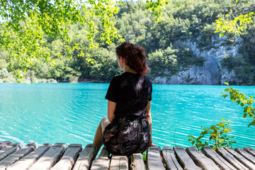 Ragazza si rilassa in riva al lago - Laghi di Plitvice, Croazia