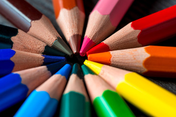 Fototapeta premium circle color concept photo pencils on a wooden table center