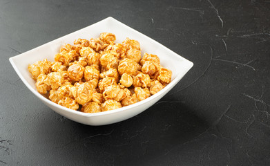 Caramel popcorn in bowl