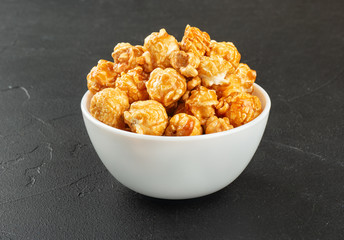Caramel popcorn in bowl