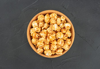 Caramel popcorn in bowl