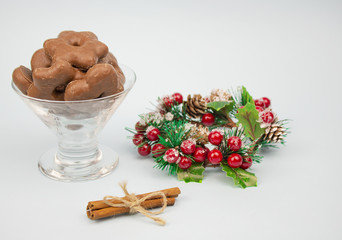 Christmas gingerbread cookies with christmas wreath. chocolate gingerbread cookies in a glass vase...