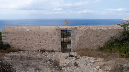 Cementerio de piedra en la isla de Cabrera. Mallorca. Paisaje costero