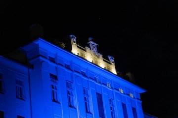 Blau beleuchtetes Gebäude bei Nacht