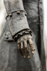 фрагмент бронзовой скульптуры человека, рука с рукавом комзола