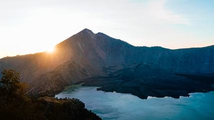 Magnifique lever de soleil sur le sommet du Volcan Rinjani en Indonésie