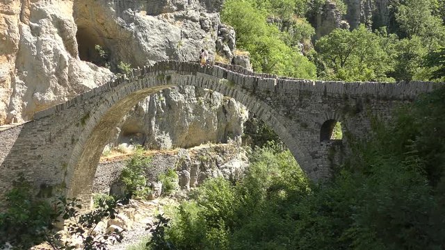 The Noutsou bridge (or Kokkori, as it is also known), a single arch stone bridge, is located in central Zagori, between the villages of Koukouli, Dilofo and Kipoi