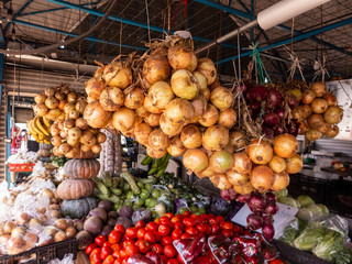 Verkaufsstand für Obst und Gemüse am Straßenrand auf dem Weg von Muelle nach Caño Negro im Norden von Costa Rica. Was für eine bunte farbenprächtige Vielfallt.