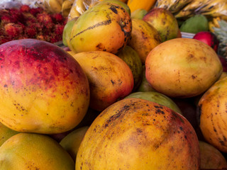 Verkaufsstand für Obst und Gemüse am Straßenrand auf dem Weg von Muelle nach Caño Negro im Norden von Costa Rica. Was für eine bunte farbenprächtige Vielfallt.