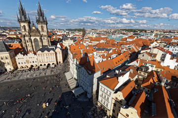 Naklejka na ściany i meble プラハの街並み　旧市庁舎周囲　天文時計をみる観光客