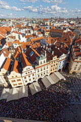 プラハの街並み　旧市庁舎周囲　天文時計をみる観光客