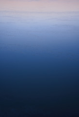 Obraz premium Beautiful gradient light on a frozen lake at sunset