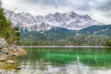 Eibsee und Zugspitze in Bayern im Winter