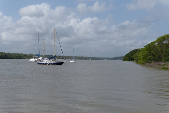 Bateaux sur le fleuve Kourou - port de Kourou - Guyane fran&ccedil;aise